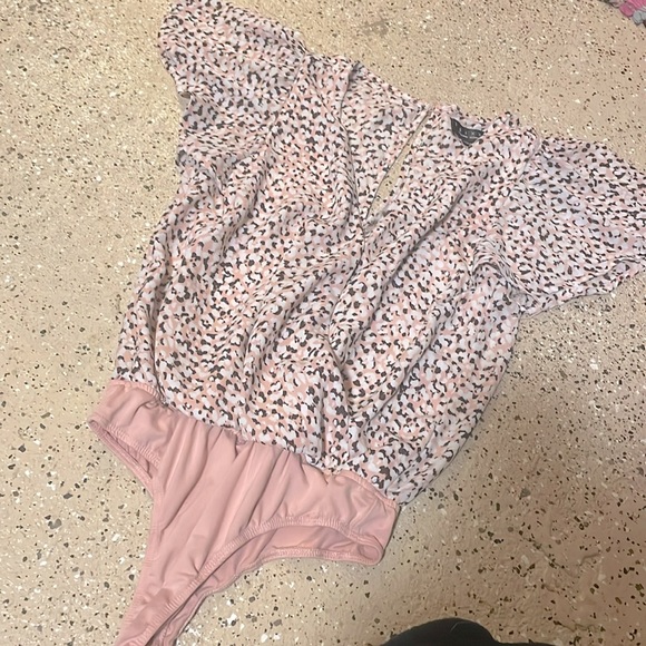 NWOT Francesca’s Light Pink Leopard Body Suit Size Small - Picture 1 of 2